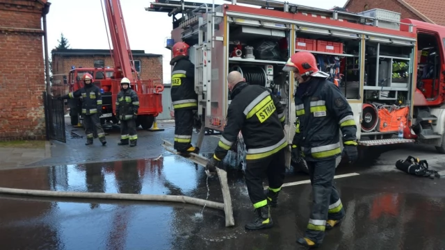Tczew - Pożar na ulicy Czyżykowskiej. Trwa akcja gaśnicza, jedna osoba ranna