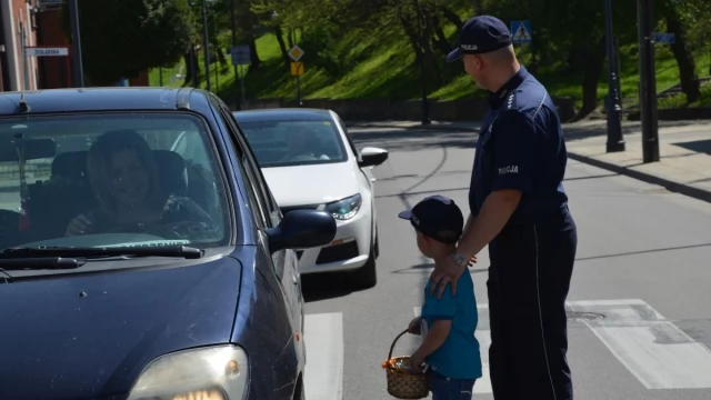 Tczew - Dziś  Dzień Dobrych Uczynków - policjanci sypnęli... lizakami