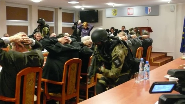 Tczew - 2,5 kilograma trotylu i kałasznikow - "rycerz nocy" sterroryzował pracowników starostwa