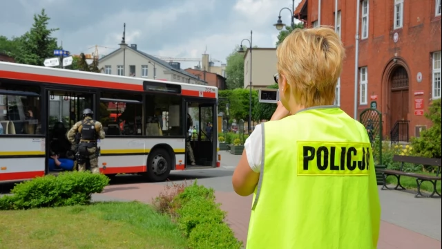 Tczew - Atak terrorystyczny na autobus - negocjacje przed ratuszem