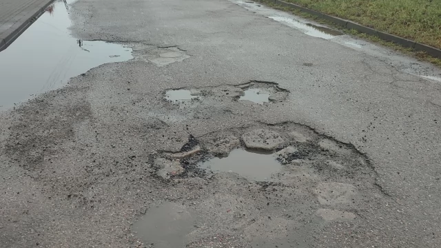 Tczew - Mieszkańcy ul. Partyzantów czekają na remont. "Stan krytyczny"