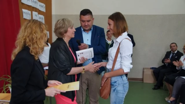 Tczew - Zakończenie roku w szkołach tczewskiego CKZ "Nauka". Czerwone Paski na świadectwach absolwentów