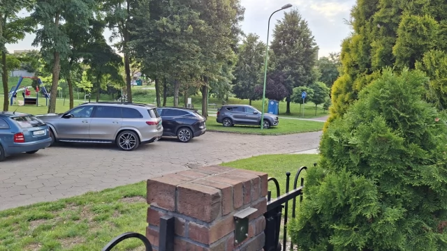 Tczew - Blokowanie przejazdu ul. Nadbrzeżna - parkowanie w poprzek drogi
