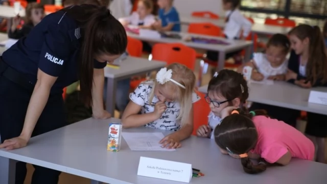 Tczew - Pierwszoklasiści z Tczewa wiedzą już, jak bezpiecznie poruszać się po drodze