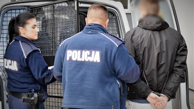 Tczew - Za 2 złote i soczek nawet 18 lat więzienia. Policjanci zatrzymali podejrzanego o rozbój na 14-latku
