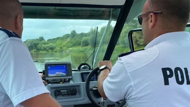 Tczew - Policjanci z patrolu wodnego dbają o bezpieczeństwo na wodzie