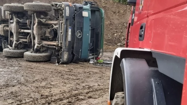 Tczew - Ciężarówka na boku. Na miejscu pracują służby