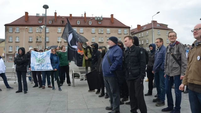 Tczew - Pikiety narodowców i środowisk antyfaszystowskich zakończyły się bijatyką