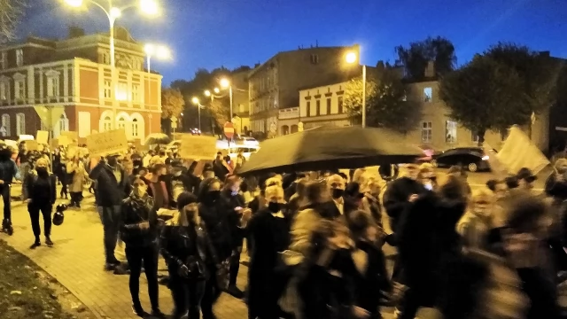 Tczew - Tłumy na ulicach Tczewa. Protest przeciw decyzji TK #PiekłoKobiet