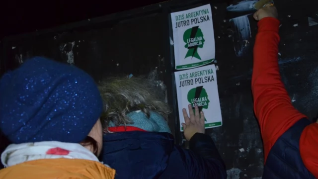 Tczew - Zbiórka podpisów pod projektem "Legalna aborcja". Narodowcy czekali z mopem. Marta Lempart w Tczewie