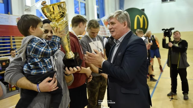 Tczew - Mecz Gwiazd zakończył jubileuszową X edycję Tczewskiej Amatorskiej Ligi Koszykówki