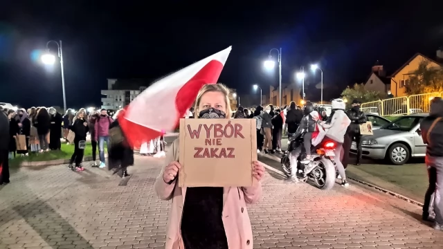 Tczew - Protesty ws. aborcji nie ustają. "Wybaczcie utrudnienia, Tczew ma rząd do obalenia" [FILM]