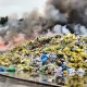 Tczew - Pożar na placu sortowani odpadów ZUOS - kilka zastępów walczy z ogniem