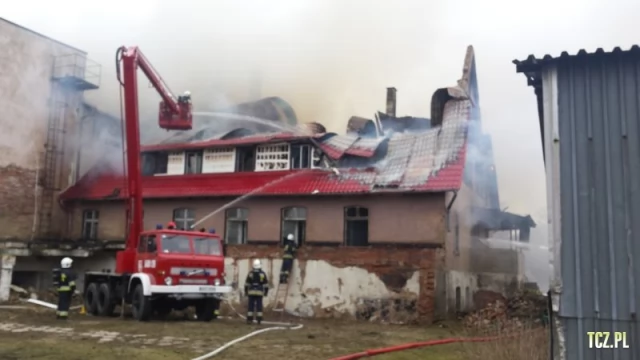 Tczew - Olbrzymi pożar w Swarożynie. Płonie stara gorzelnia