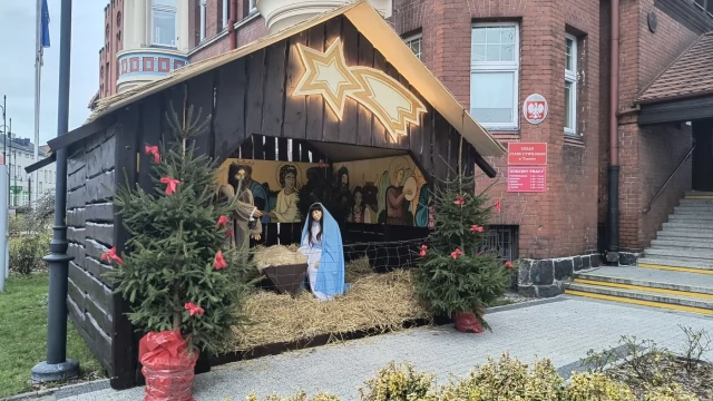 Tczew - Przed ratuszem stanęła szopka bożonarodzeniowa