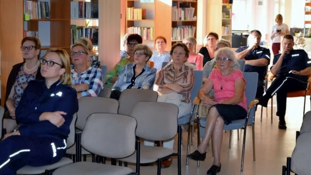 Tczew - Policjanci ostrzegali seniorów przed zagrożeniami