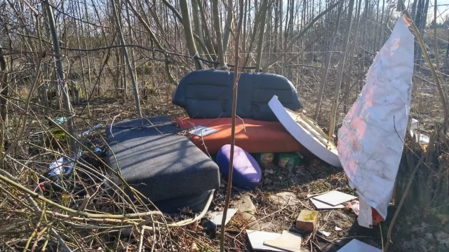 Tczew - Eternit, stare opony, meble - nielegalne składowisko na prywatnej działce