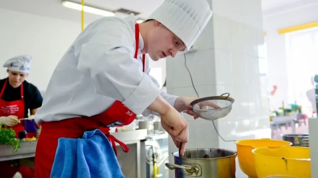 Tczew - "Kaczka-dziwaczka" i wyborne sufletki. Młodzi kucharze z ZSRiK wyróżnieni