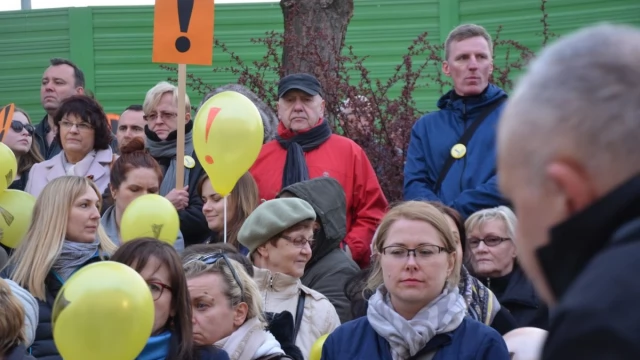 Tczew - Manifestacja pod delegaturą kuratorium. "Oświata stoi nad przepaścią"