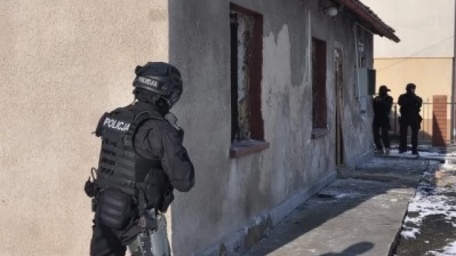 Tczew - Antyterroryści w Czarlinie szturmowali dom do rozbiórki