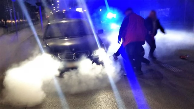 Tczew - Policjanci zauważyli dym i płomienie - natychmiast zatrzymali auto (WIDEO)