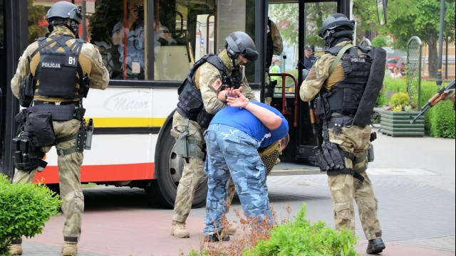 Tczew - Atak terrorystyczny na autobus - negocjacje przed ratuszem