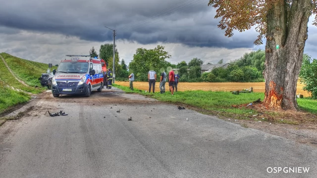 Tczew - Osobówka uderzyła w drzewo - jedna osoba w szpitalu