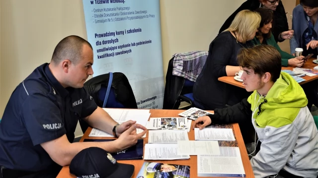 Tczew - Policjanci na Targach Pracy