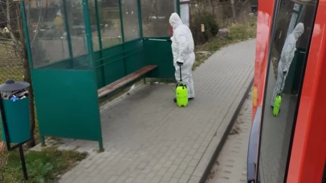Tczew - Strażacy dezynfekowali przystanki na terenie gminy Tczew