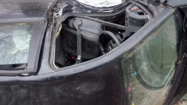 Tczew - Groźny wypadek w Stanisławiu. Auto oplotło się wokół drzewa