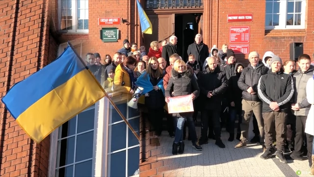 Tczew - "Moje serce płonie, bo moja ojczyzna płonie" - demonstracja przed tczewskim ratuszem
