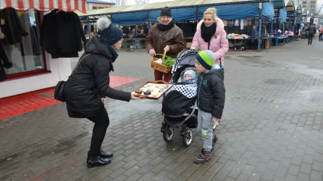 Tczew - Nowoczesna z kwiatami na Dzień Kobiet