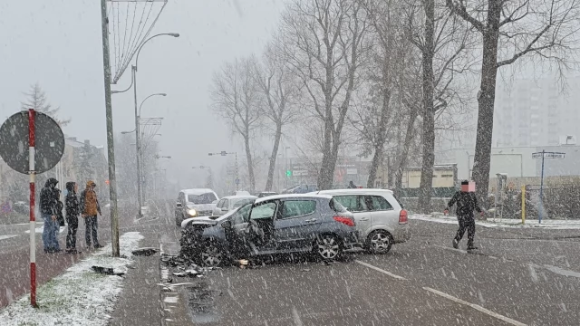 Tczew - Na Kociewie przyszła zima. Kolizja na Armii Krajowej