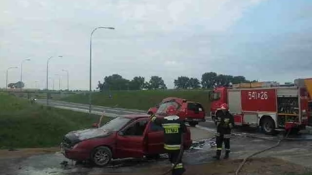 Tczew - A1. Auto wypadło z trasy, inne płonęło przy bramkach