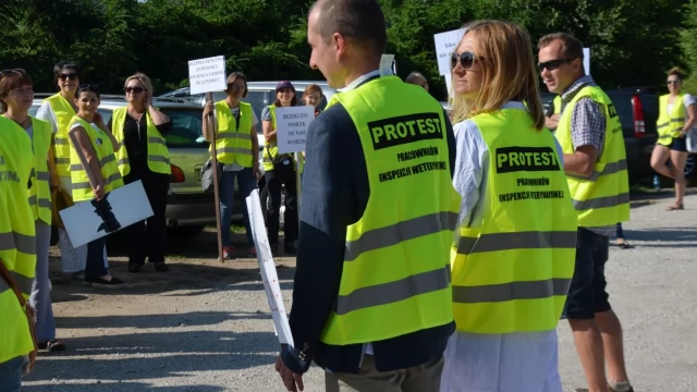 Tczew - Pracownicy inspekcji weterynaryjnej zablokowali dk 22. Walczą o godne płace