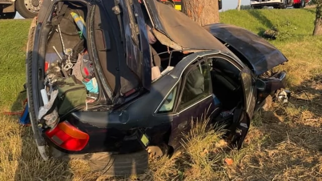 Tczew - Auto wypadło z drogi i uderzyło w drzewo