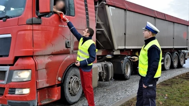 Tczew - Policjanci rozdawali prezenty