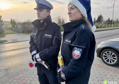 Tczew - Policjanci z tczewskiej drogówki zamienili się w Mikołajów