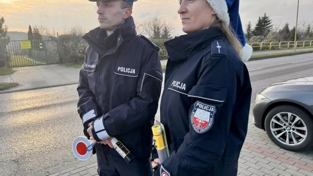 Tczew - Policjanci z tczewskiej drogówki zamienili się w Mikołajów