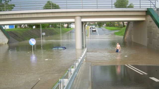 Tczew - Auto chciało przejechać pod wiaduktem i utknęło w wielkiej kałuży
