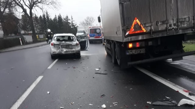 Tczew - Ciężarówka, osobówka i bus zderzyły się na dk 91