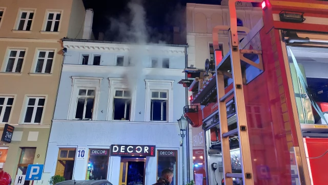 Tczew - Pożar na placu Hallera! Trzy osoby trafiły do szpitala [FOTO, WIDEO]