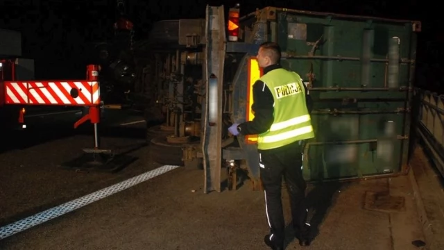 Tczew - Wypadek w Zwierzynku. Kierowca z niewiadomych przyczyn zjechał na pas awaryjny