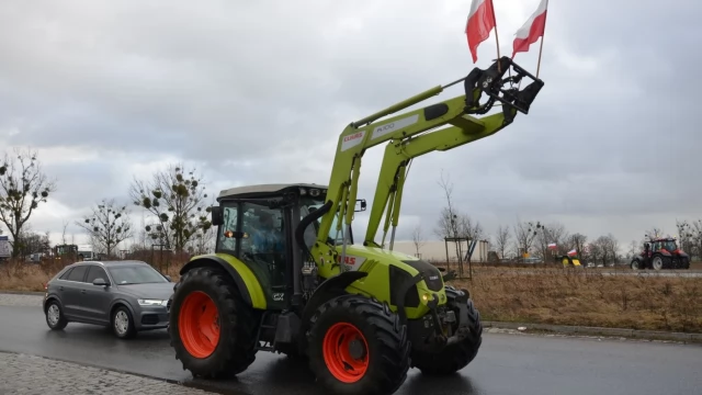 Tczew - Rolnicy wyjechali na drogi. Protest w Czarlinie