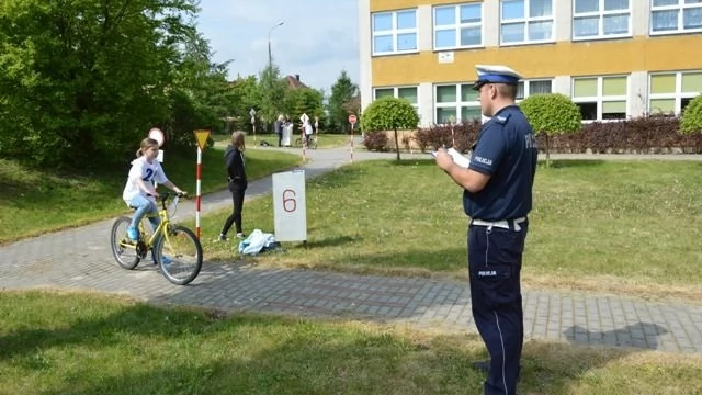 Tczew - Policjanci sprawdzali wiedzę dzieci i młodzieży ze znajomości przepisów drogowych