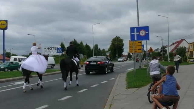Tczew - Wierzchem przez miasto. Tak się teraz jeździ do ślubu!