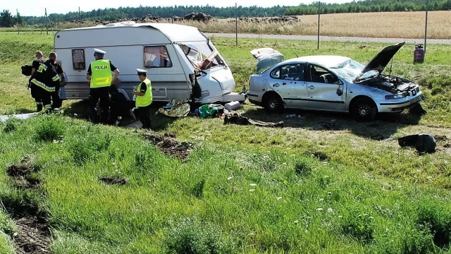 Tczew - Dwa wypadki - kierowca z kempingiem dachował, motocykliście nie ustąpiono pierwszeństwa