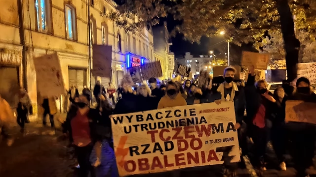 Tczew - Protesty ws. aborcji nie ustają. "Wybaczcie utrudnienia, Tczew ma rząd do obalenia" [FILM]