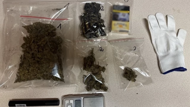 Tczew - 20-latek z zakazem prowadzenia wpadł w ręce policjantów. Marihuana w aucie i w mieszkaniu