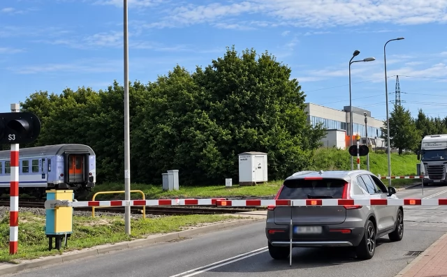 Tczew - Czerwone światło i zamykające się rogatki. Tczewska drogówka ukarała dwóch kierujących